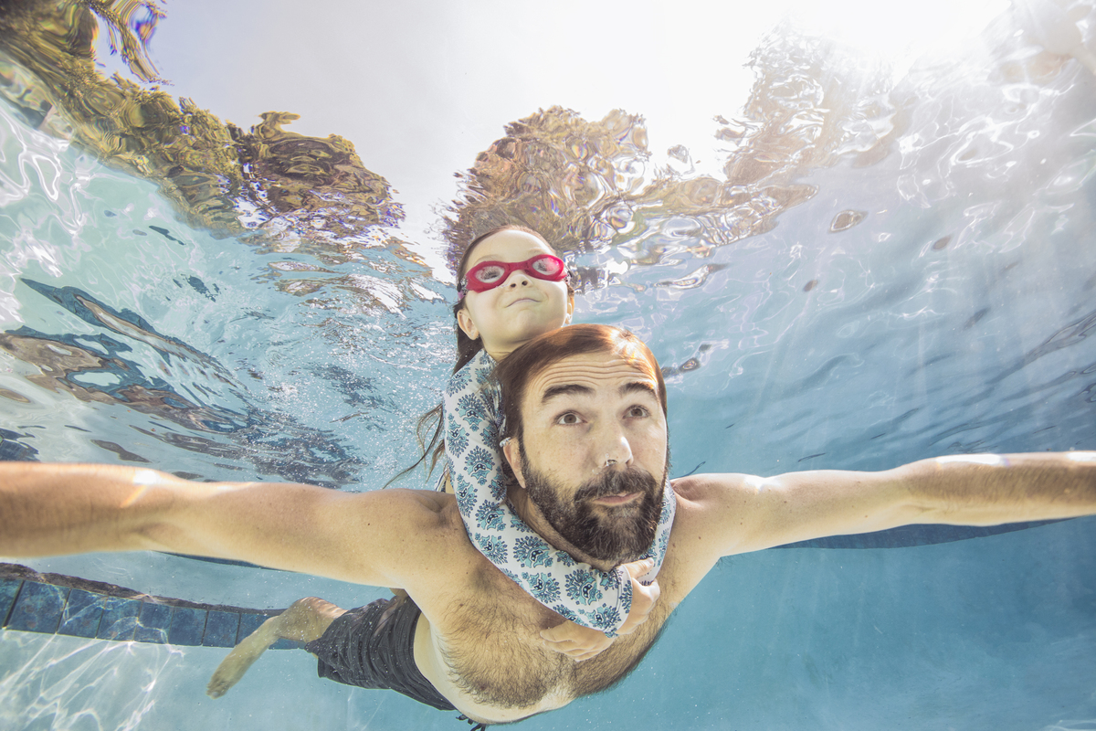 muž s dcerou zadržují dech pod vodou