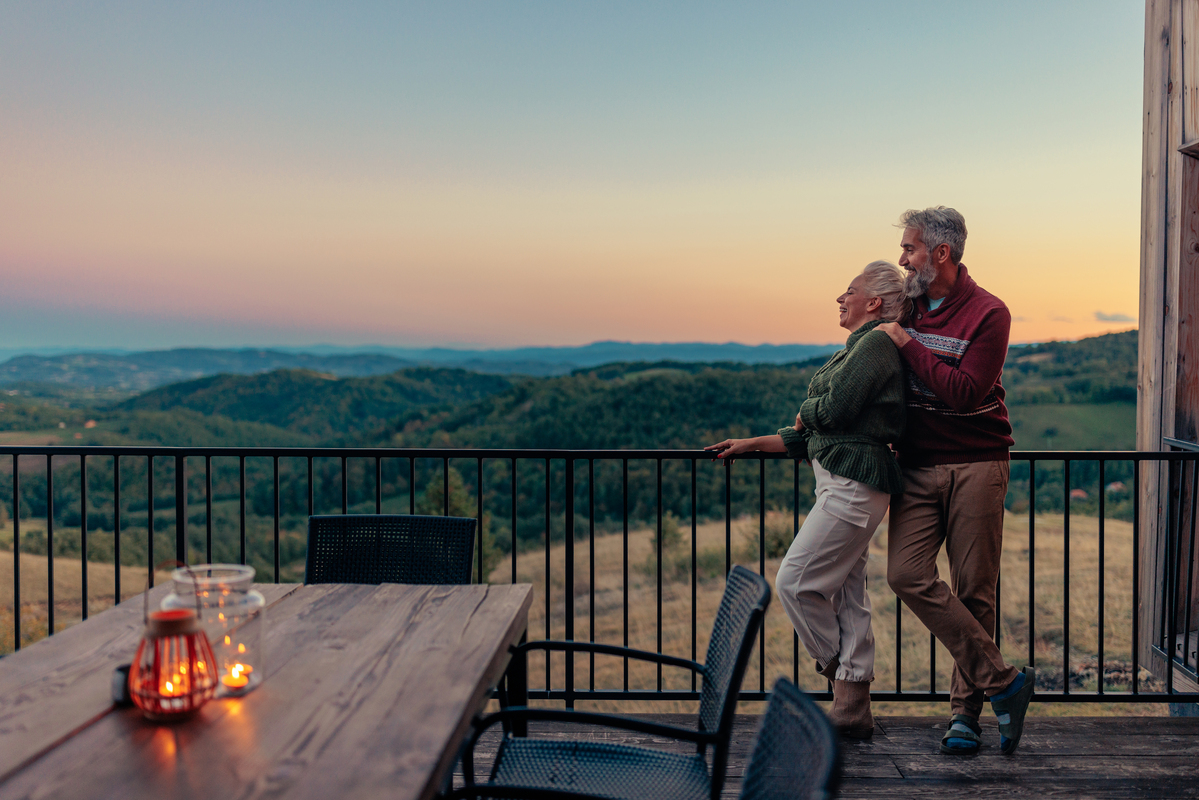 seniorský pár v důchodu na horském výletě